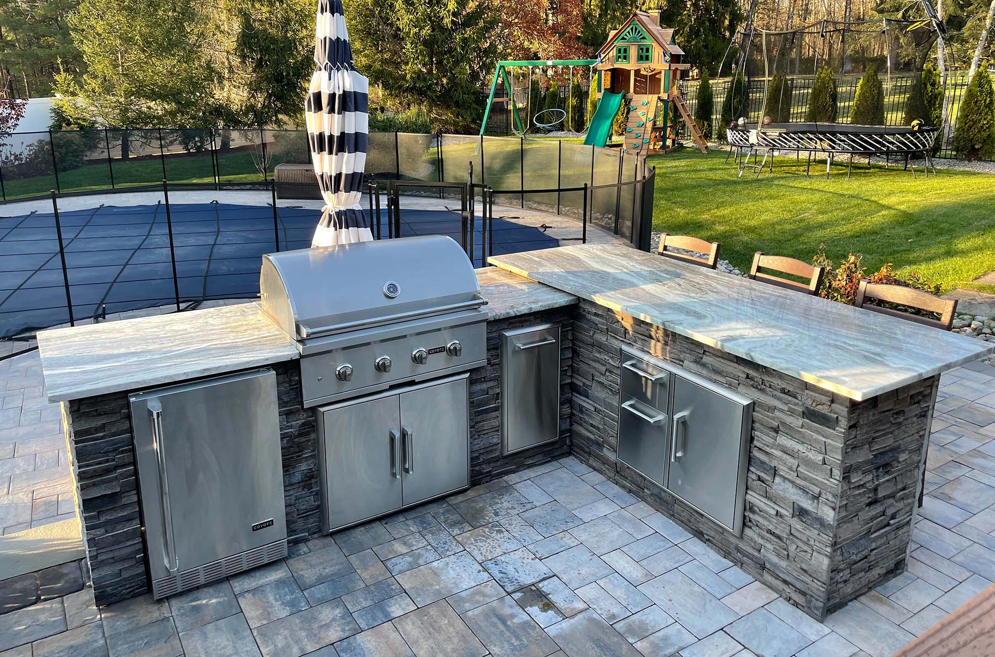 https://dghomesupply.com/wp-content/uploads/2023/08/rta-outdoor-kitchen-kit-with-granite-countertop.jpg